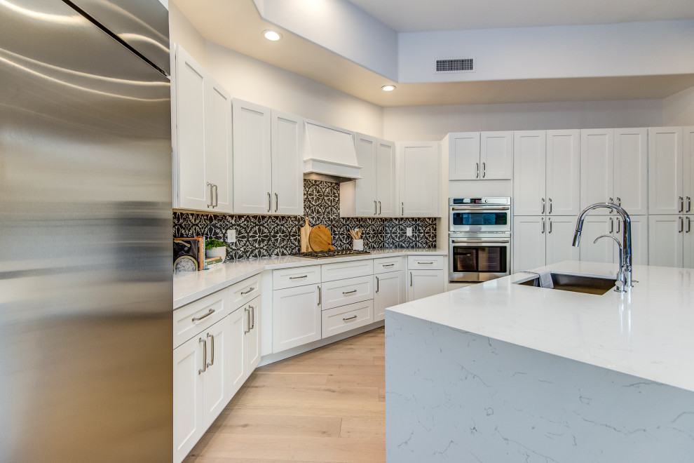 Kitchen - transitional kitchen idea in Phoenix