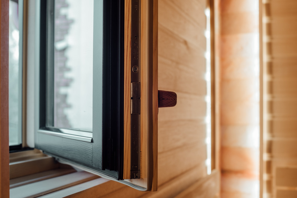 Окно с улицы.