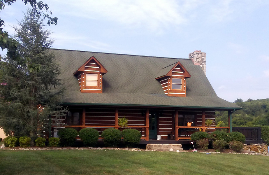 Aménagement d'une façade de maison montagne en bois de taille moyenne et de plain-pied.