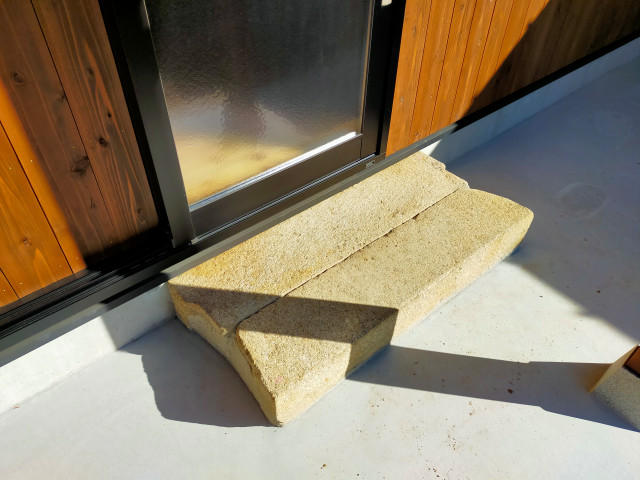 再利用した踏み石 giapponese-moderno-ingresso