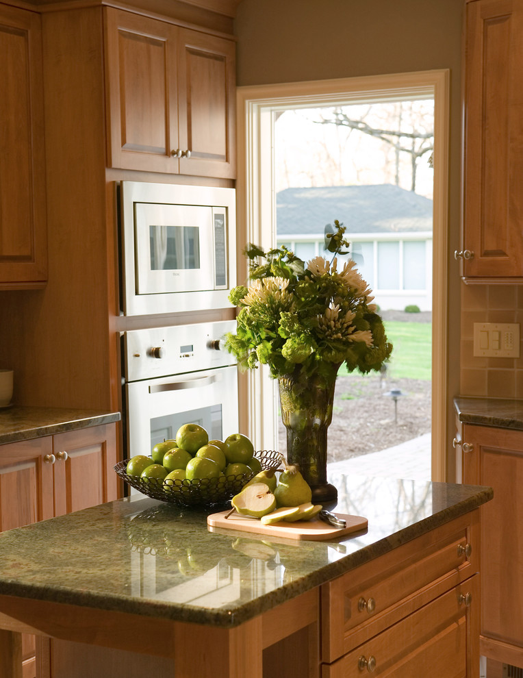 Transitional home design photo in Cincinnati