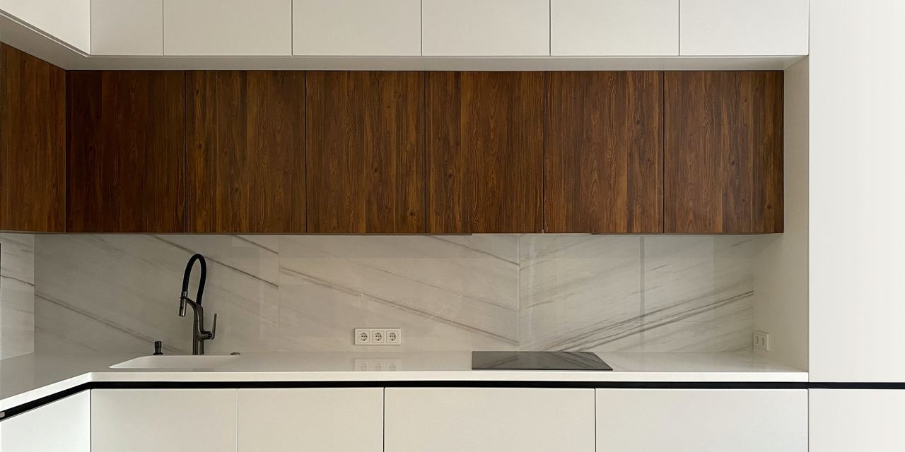 Светлая встроенная угловая кухня с однотонными матовыми фасадами