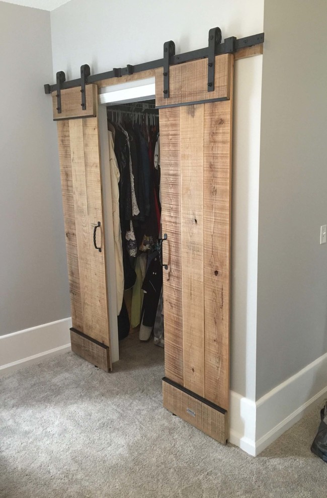 Photo of a mid-sized country storage and wardrobe in Nashville.