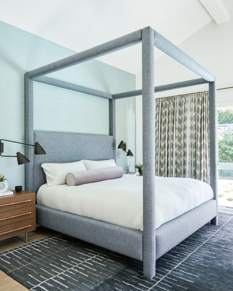 ロサンゼルスにある広いコンテンポラリースタイルのおしゃれな主寝室 (青い壁、無垢フローリング、標準型暖炉、茶色い床、壁紙) のインテリア