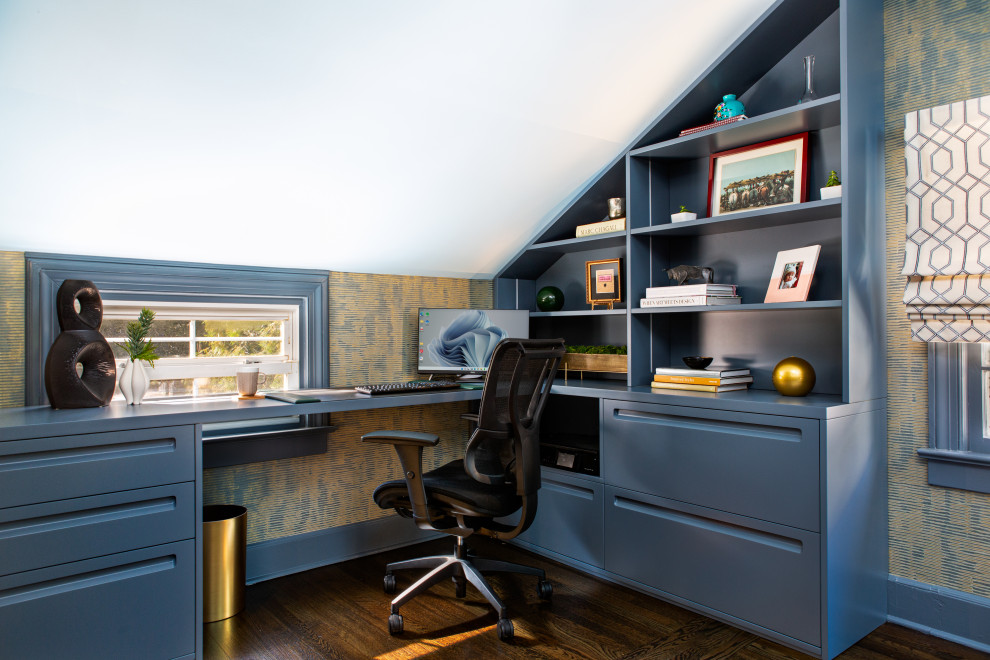 Idéer för ett mellanstort klassiskt hemmabibliotek, med blå väggar, mellanmörkt trägolv, ett inbyggt skrivbord och brunt golv