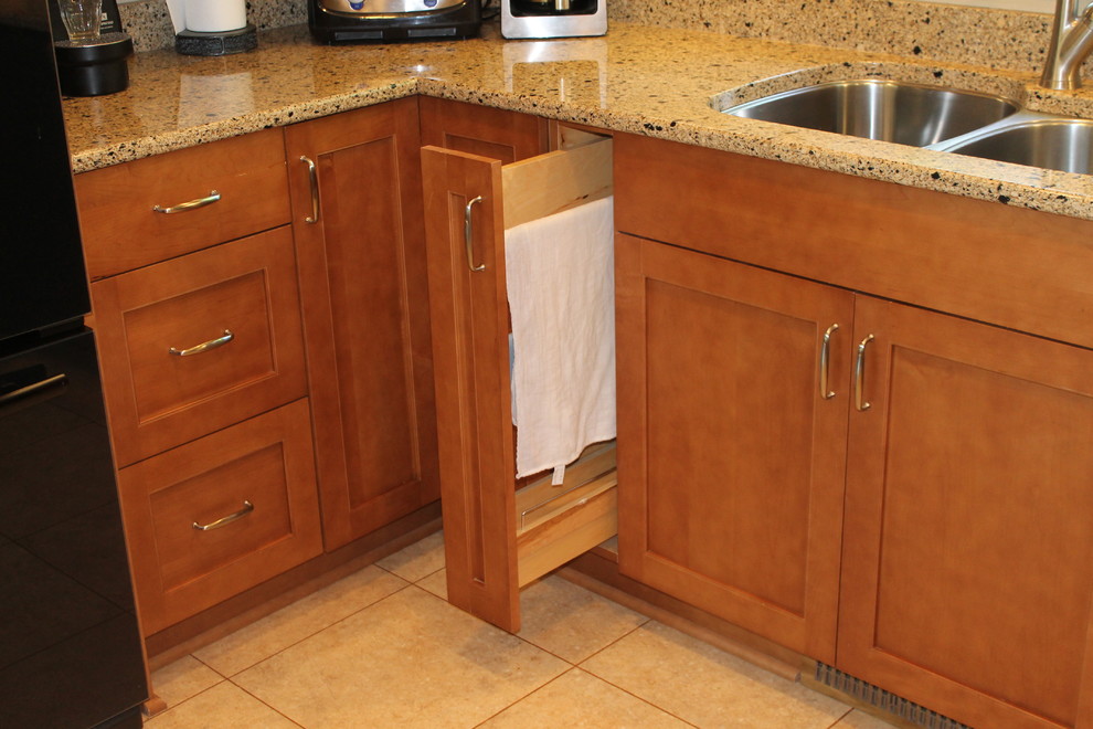 Eat-in kitchen - mid-sized transitional u-shaped eat-in kitchen idea with shaker cabinets, medium tone wood cabinets, quartzite countertops and a peninsula