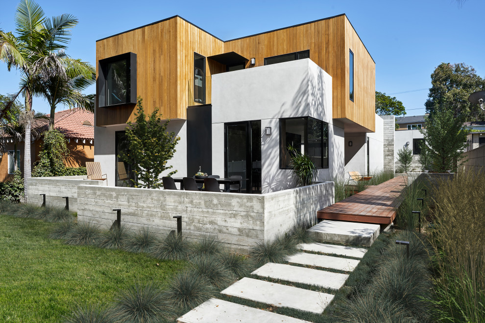 Ejemplo de fachada de casa blanca contemporánea de tamaño medio de dos plantas con revestimiento de madera, tejado plano y tejado de varios materiales