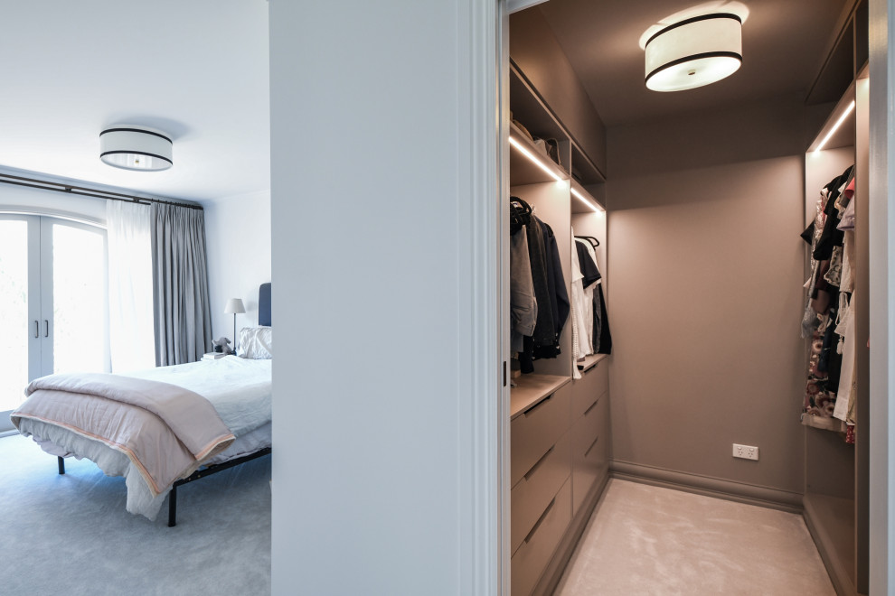 Стильный дизайн: большая хозяйская спальня в классическом стиле с белыми стенами, ковровым покрытием и серым полом - последний тренд