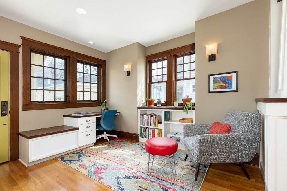 Foto di un ufficio american style di medie dimensioni con pareti beige, parquet chiaro e scrivania incassata
