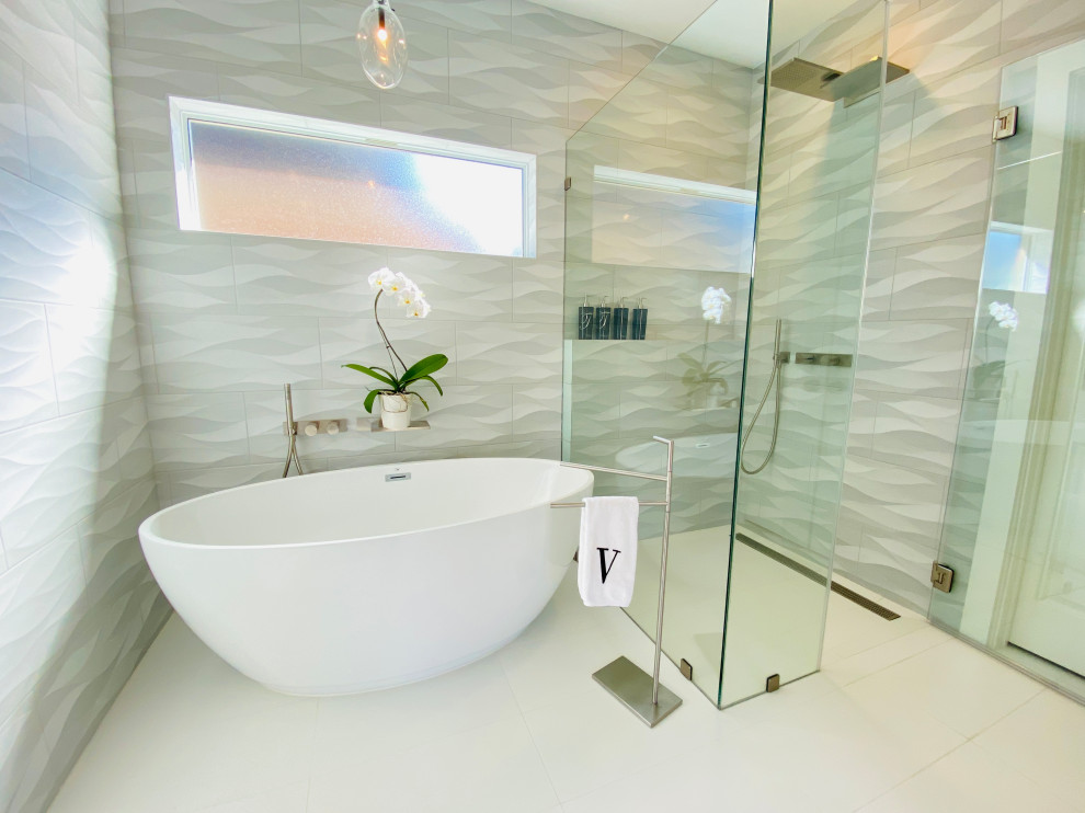 Foto på ett funkis vit badrum, med släta luckor, vita skåp, en kantlös dusch, en bidé, grå kakel, keramikplattor, grå väggar, klinkergolv i porslin, bänkskiva i kvartsit och vitt golv