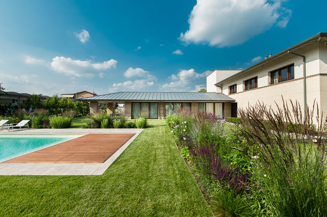 Edificio residenziale con piscina. modern-garten