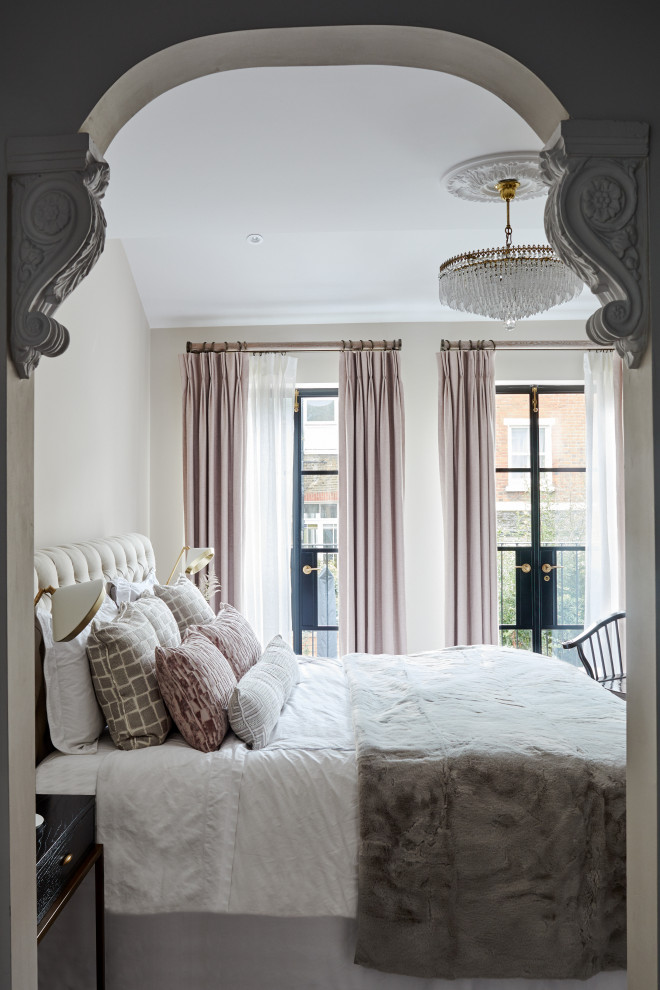 ロンドンにあるヴィクトリアン調のおしゃれな寝室のインテリア