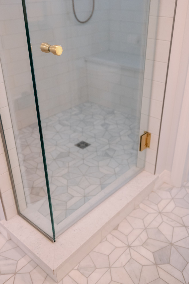 Idéer för mellanstora vintage vitt badrum med dusch, med luckor med profilerade fronter, grå skåp, en hörndusch, grå kakel, porslinskakel, vita väggar, klinkergolv i porslin, ett nedsänkt handfat, bänkskiva i kvarts, grått golv och dusch med gångjärnsdörr