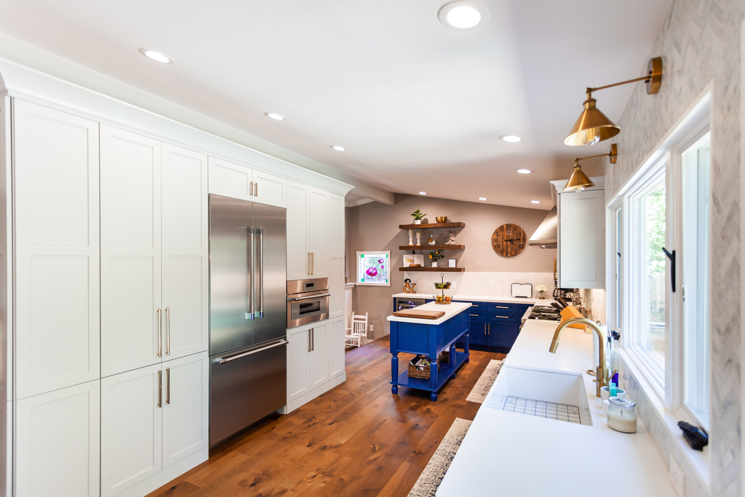 Stunning Kitchen w Blue Island