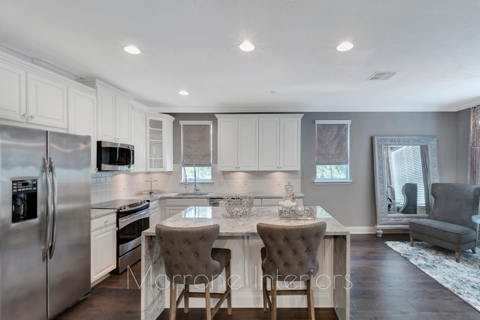 Kitchen - transitional kitchen idea in Orlando