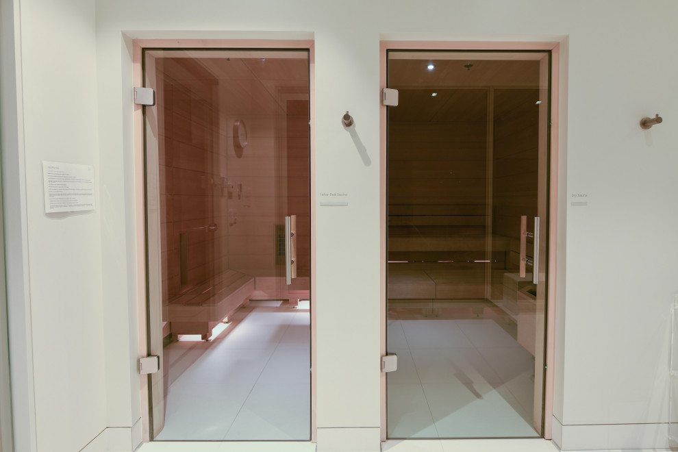 Idee per un'ampia stanza da bagno design con piastrelle in ceramica, pavimento bianco e pareti in legno