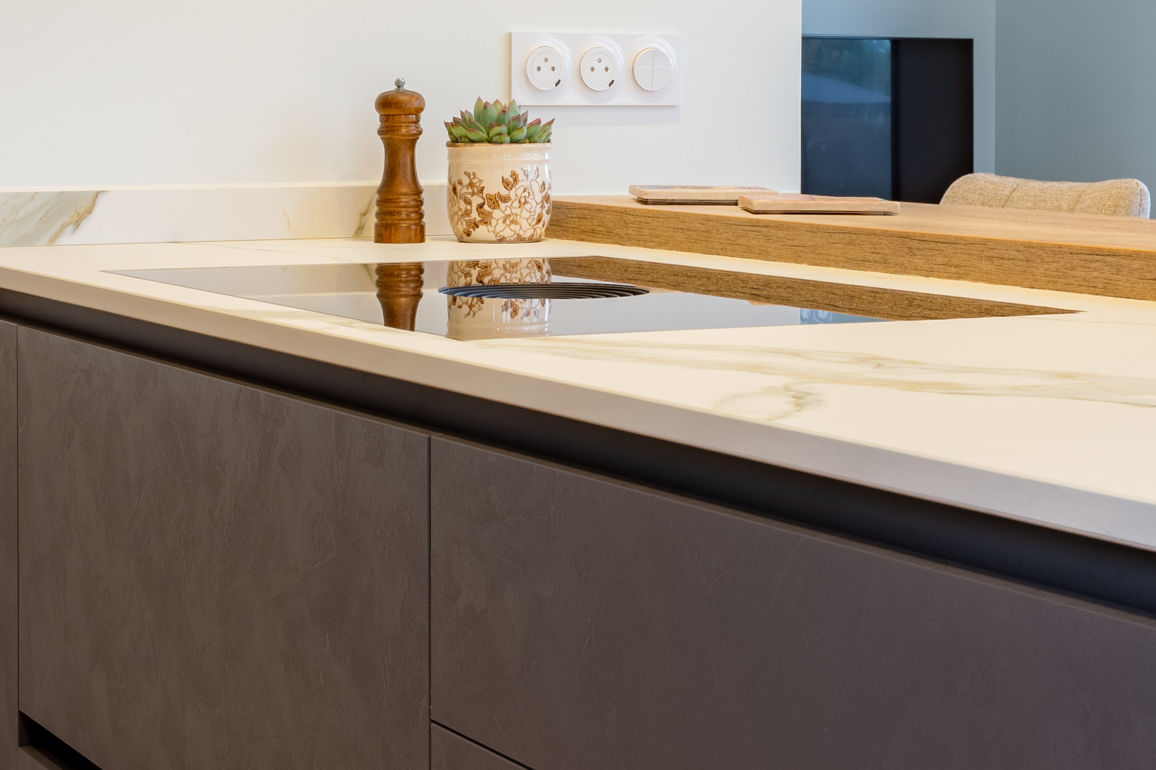 Création dune cuisine ouverte avec coin repas dans un pavillon contemporrain