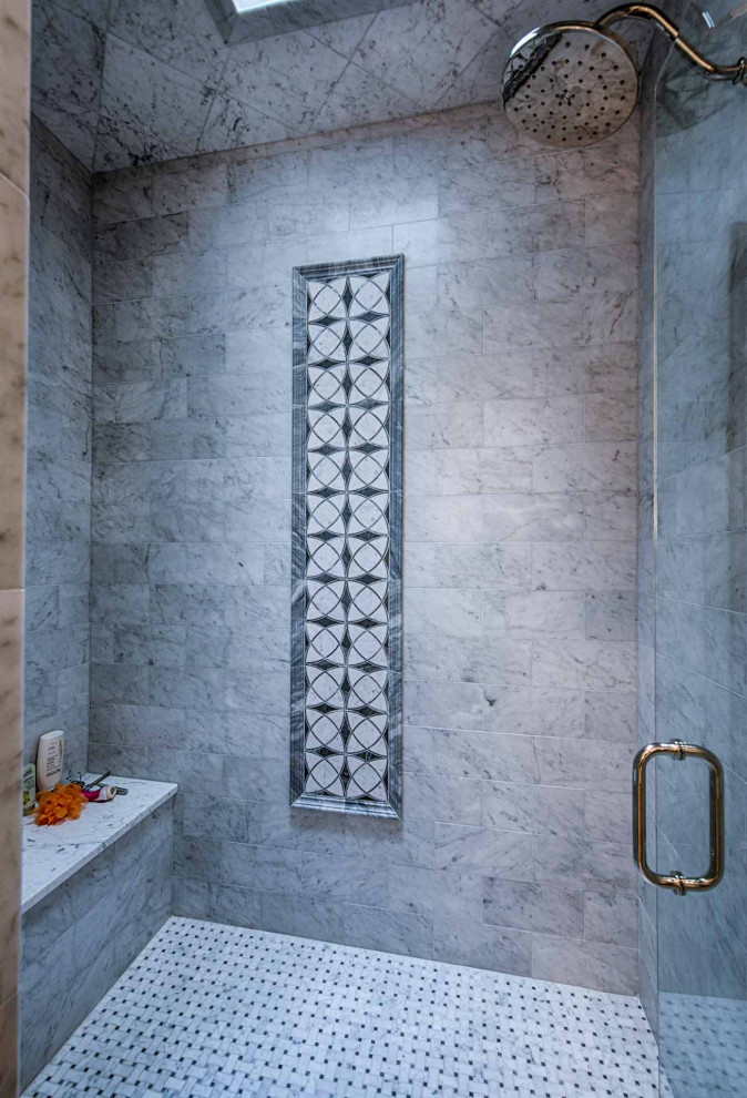 Inredning av ett flerfärgad flerfärgat en-suite badrum, med luckor med lamellpanel, bruna skåp, ett fristående badkar, våtrum, beige väggar, mörkt trägolv, ett undermonterad handfat, marmorbänkskiva, brunt golv och dusch med gångjärnsdörr