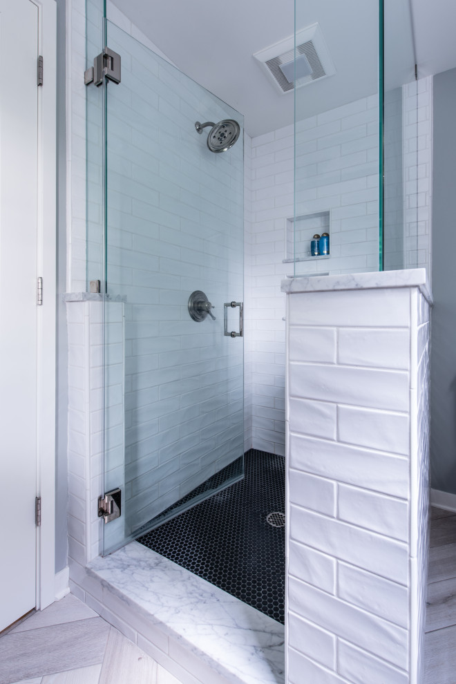Идея дизайна: маленькая главная ванная комната в стиле неоклассика (современная классика) с фасадами в стиле шейкер, черными фасадами, открытым душем, унитазом-моноблоком, белой плиткой, керамогранитной плиткой, серыми стенами, полом из керамогранита, мраморной столешницей, бежевым полом, белой столешницей, нишей, тумбой под две раковины и встроенной тумбой для на участке и в саду