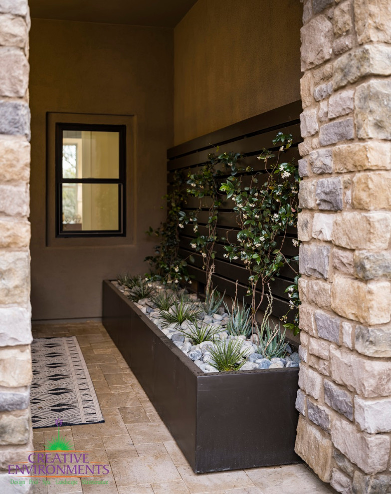 Cette image montre un très grand jardin minimaliste l'été avec une exposition partiellement ombragée, des pavés en béton et une clôture en métal.