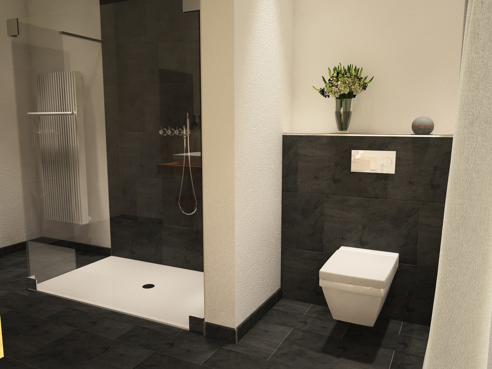 Mittelgroßes Modernes Badezimmer mit bodengleicher Dusche, Wandtoilette, schwarzen Fliesen, Steinplatten, weißer Wandfarbe und Schieferboden in Sonstige