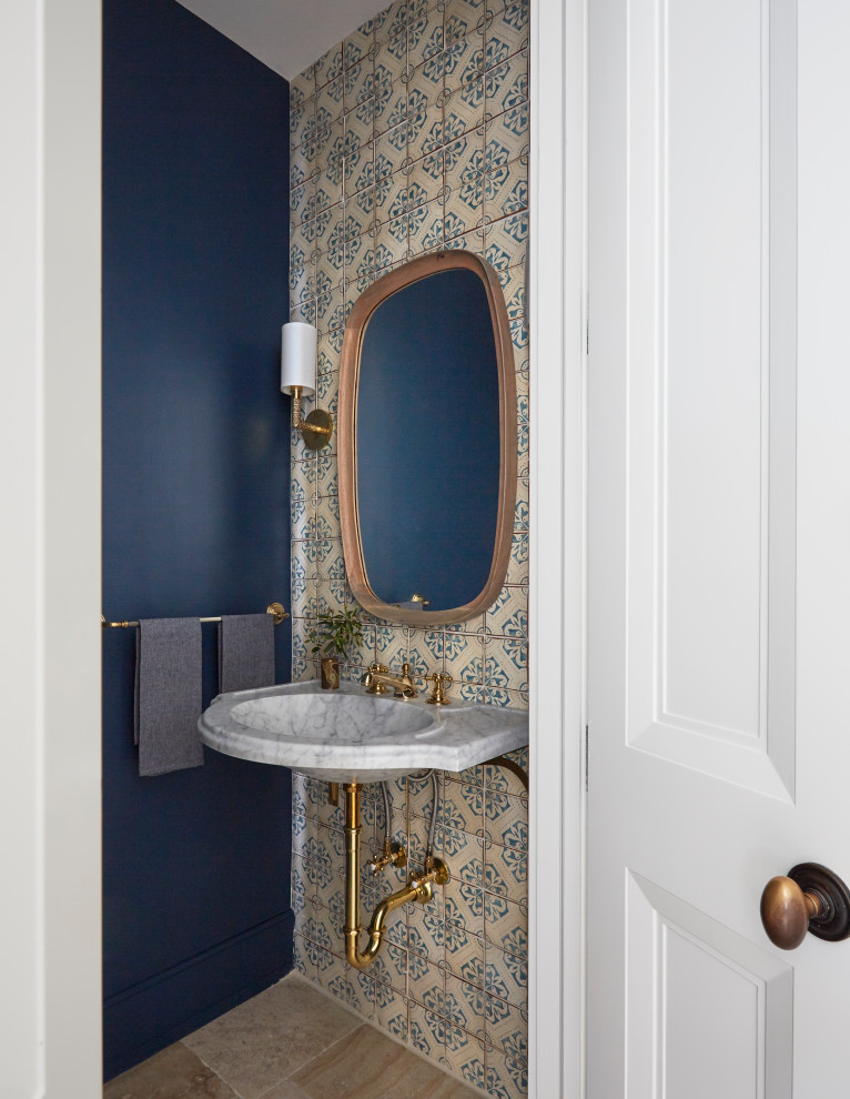 Esempio di una stanza da bagno tropicale con pareti blu, lavabo sospeso, pavimento beige, top grigio e un lavabo