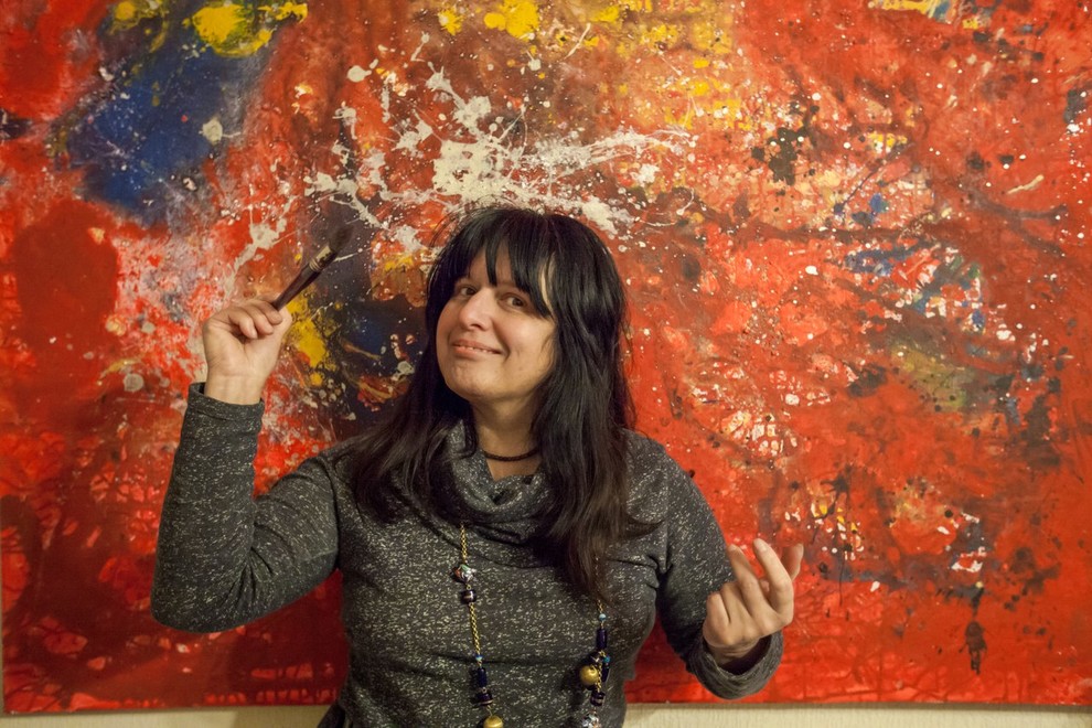 На фоне картин Лики Волчек