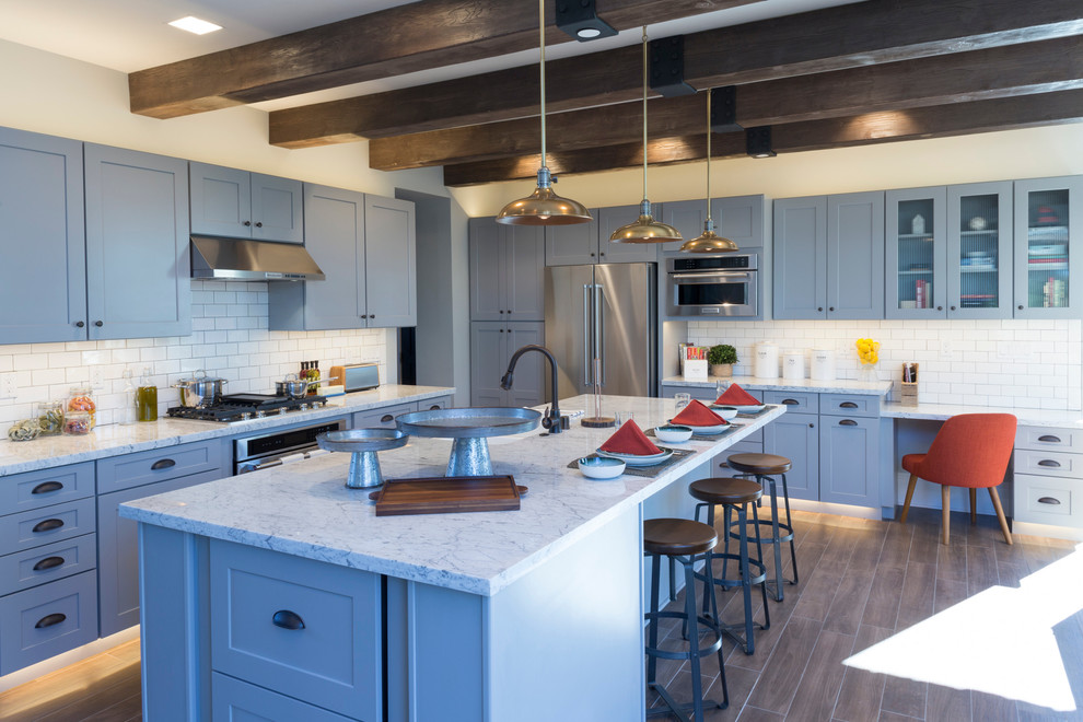 Example of a transitional home design design in Los Angeles