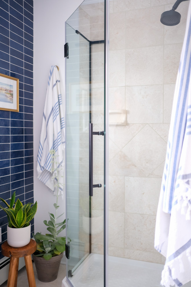 Стильный дизайн: маленькая ванная комната в современном стиле с плоскими фасадами, белыми фасадами, угловым душем, синей плиткой, плиткой кабанчик, белыми стенами, мраморным полом, врезной раковиной, столешницей из искусственного кварца, бежевым полом, душем с распашными дверями, серой столешницей, тумбой под одну раковину и напольной тумбой для на участке и в саду - последний тренд