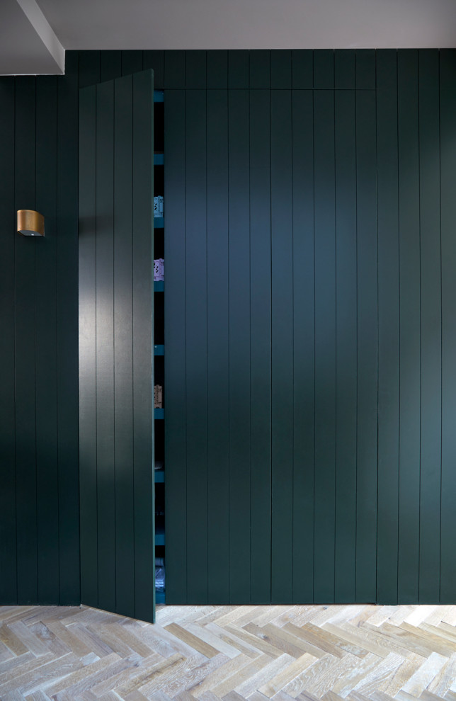 Mittelgroßes, Offenes Modernes Wohnzimmer mit beiger Wandfarbe, hellem Holzboden, Kamin, Kaminumrandung aus Holz, braunem Boden und Holzdielenwänden in London