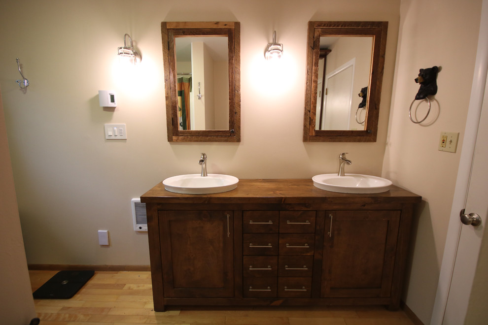 Example of a mountain style home design design in Indianapolis