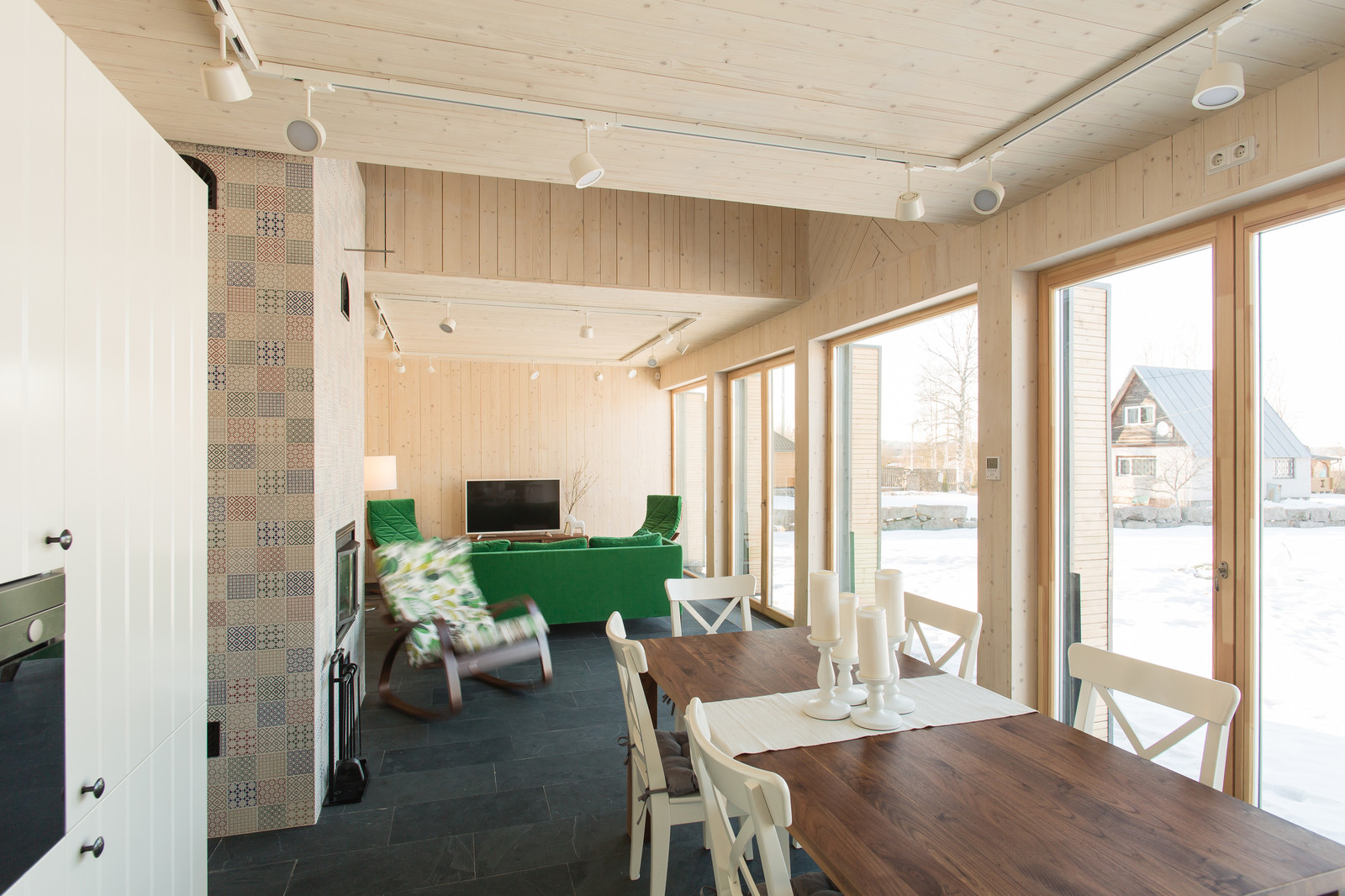 Гостиная-кухня-столовая.