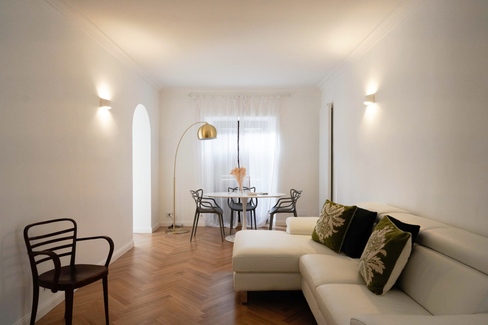 Immagine di un soggiorno contemporaneo con pareti bianche e parquet chiaro