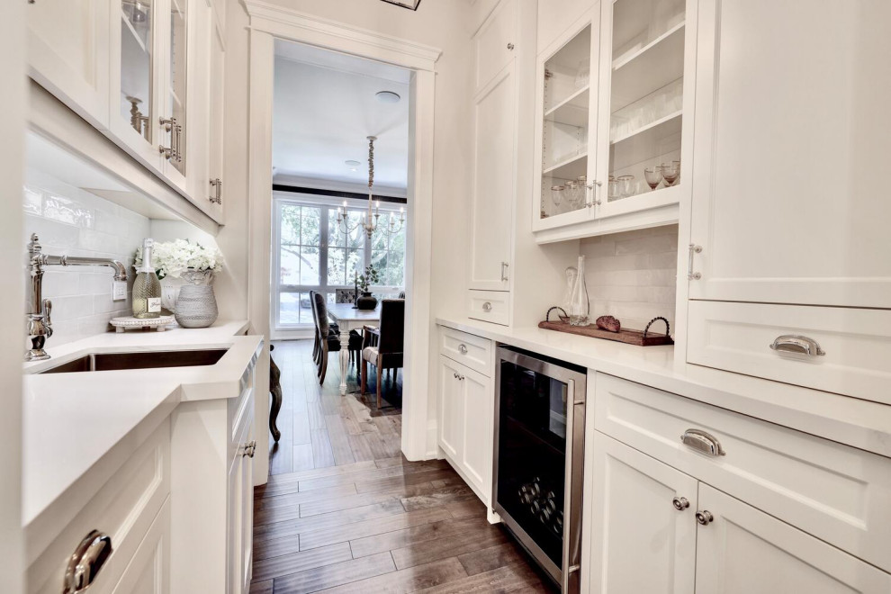 Transitional kitchen photo in Toronto