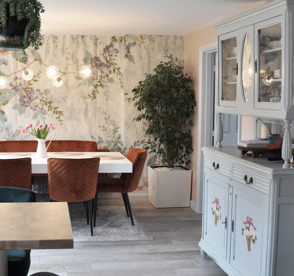 Ispirazione per una sala da pranzo aperta verso il soggiorno bohémian con pavimento in vinile, pavimento grigio e carta da parati
