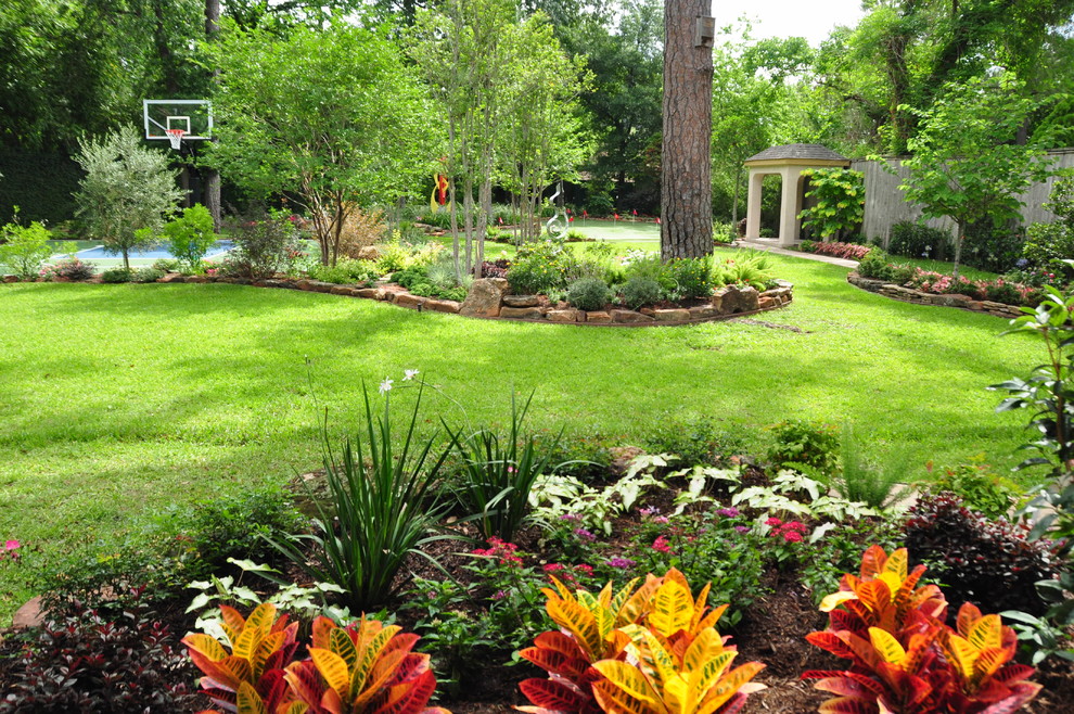 Inspiration for a traditional garden in Houston.