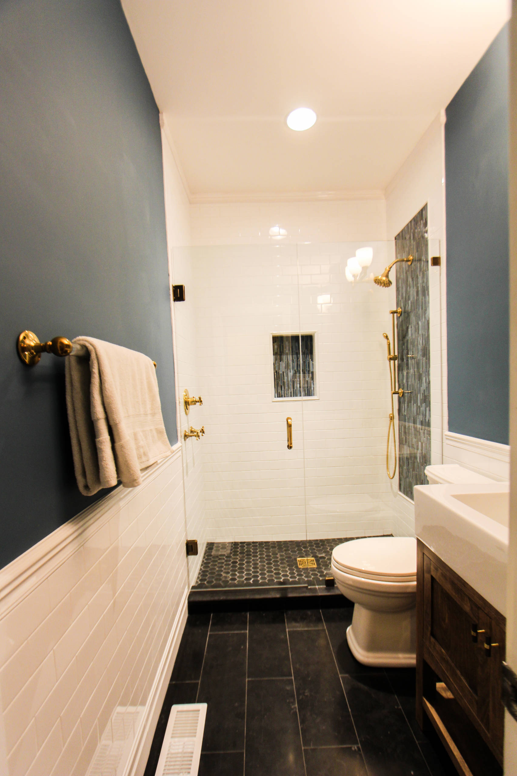 A 50-Square-Foot Bathroom That's All His, image size:1706x2560