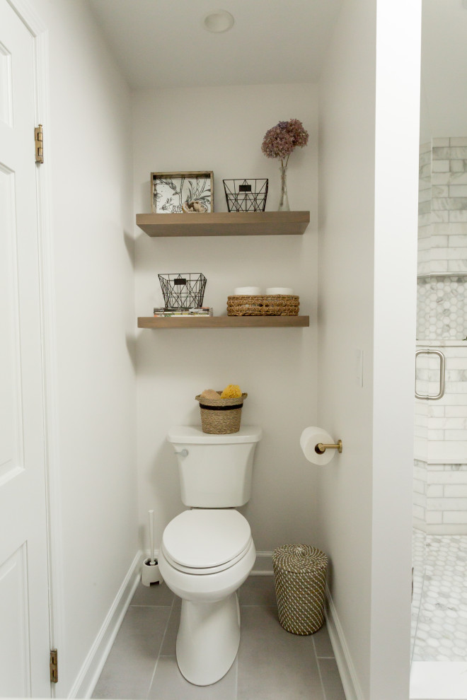 Idéer för mellanstora vintage vitt en-suite badrum, med skåp i shakerstil, skåp i mellenmörkt trä, en dusch i en alkov, grå kakel, marmorkakel, klinkergolv i porslin, ett undermonterad handfat, bänkskiva i kvarts, grått golv och dusch med gångjärnsdörr