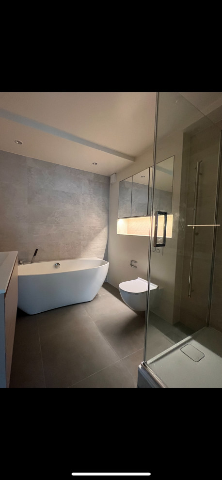 Foto di una grande stanza da bagno contemporanea con ante lisce e mobile bagno sospeso