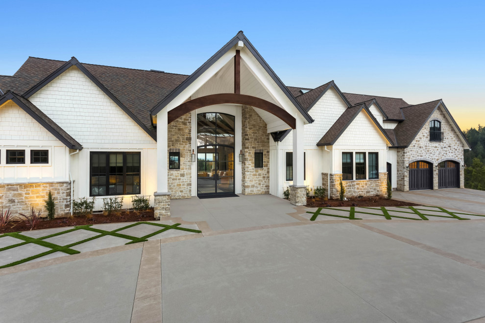 Geräumiges, Zweistöckiges Haus mit unterschiedlichen Fassadenmaterialien, weißer Fassadenfarbe, Satteldach, Schindeldach, braunem Dach und Wandpaneelen in Portland