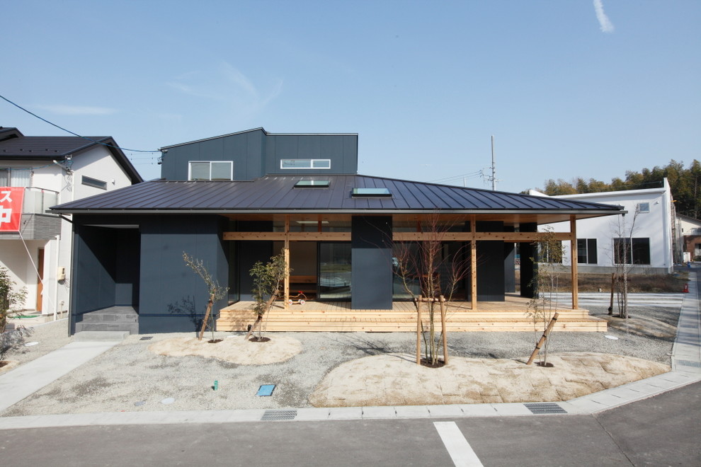 Photo of a mid-sized scandinavian one-storey black house exterior in Nagoya with wood siding, a hip roof and a metal roof.