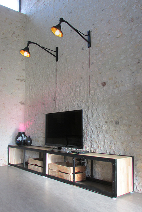 This is an example of an industrial family room in Saint-Etienne.