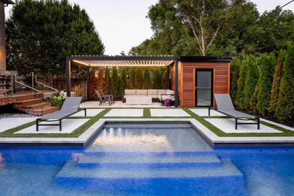 Идея дизайна: маленький прямоугольный ландшафтный бассейн на заднем дворе в стиле неоклассика (современная классика) с покрытием из декоративного бетона для на участке и в саду