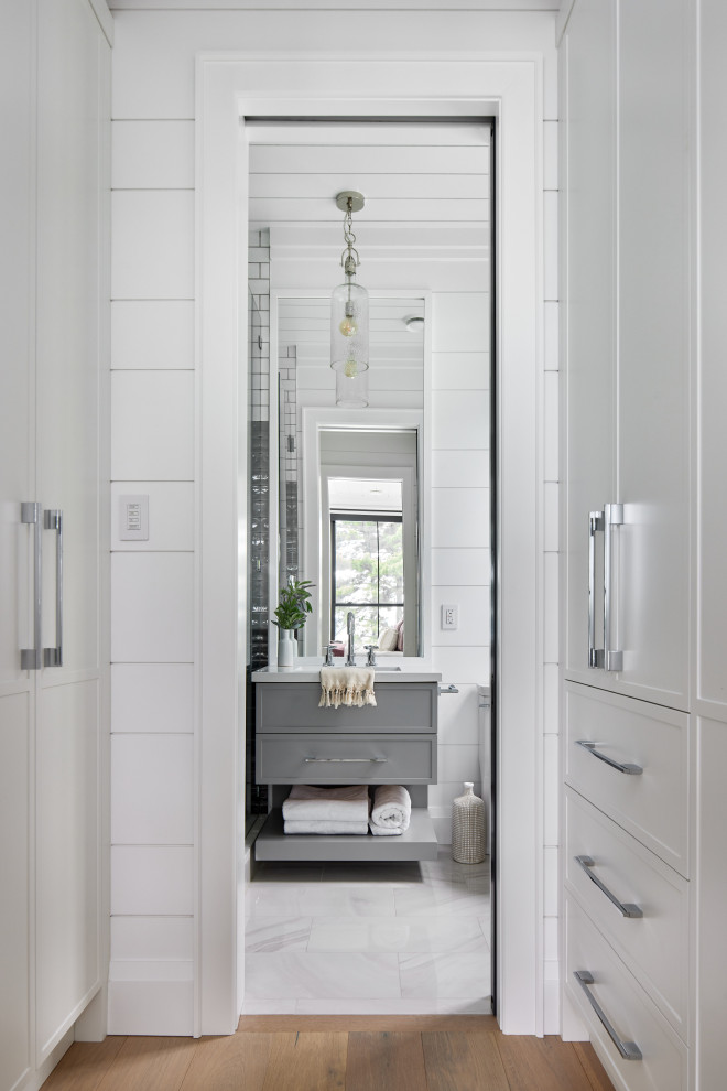 Transitional closet photo in Toronto