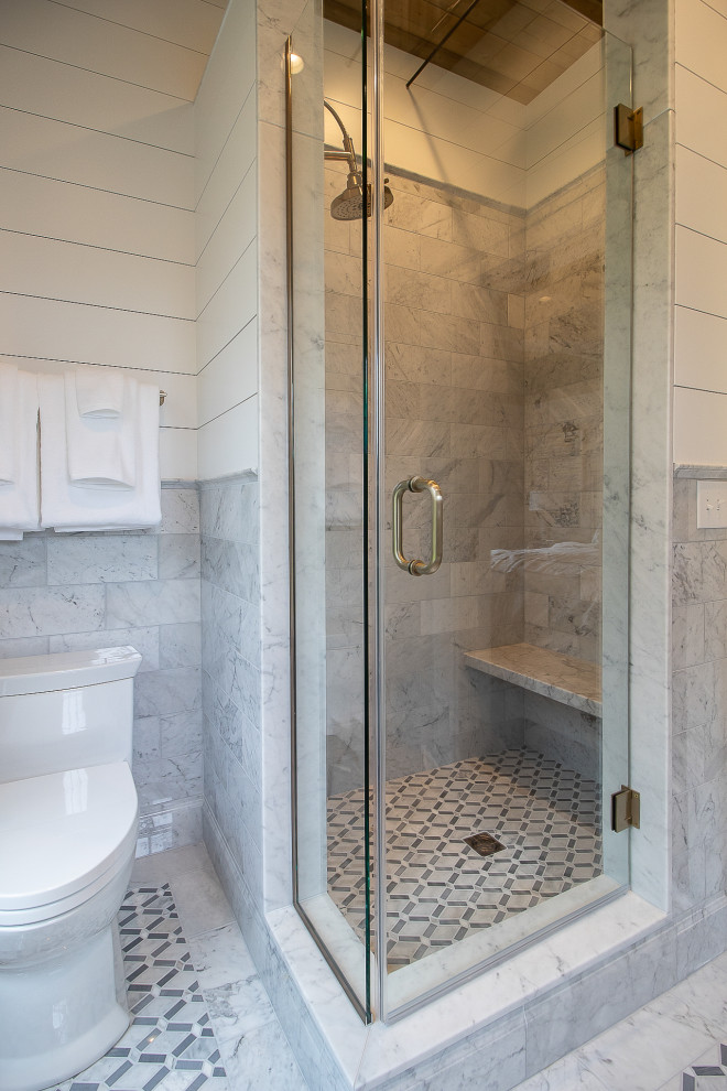 Idées déco pour une grande salle de bain principale classique en bois foncé avec un placard avec porte à panneau encastré, une baignoire d'angle, une douche d'angle, WC à poser, un carrelage gris, des carreaux de céramique, un mur multicolore, un sol en carrelage de céramique, un plan de toilette en marbre, un sol multicolore, une cabine de douche à porte battante, un plan de toilette multicolore, un banc de douche, meuble simple vasque, meuble-lavabo encastré, un plafond en bois et du lambris de bois.