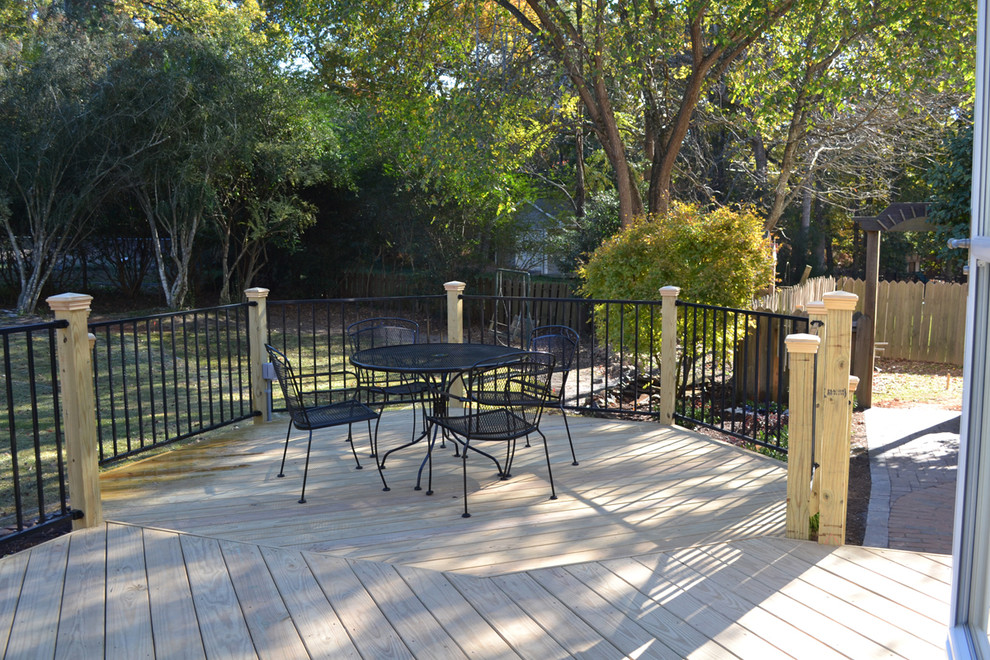 Transitional deck in Raleigh.