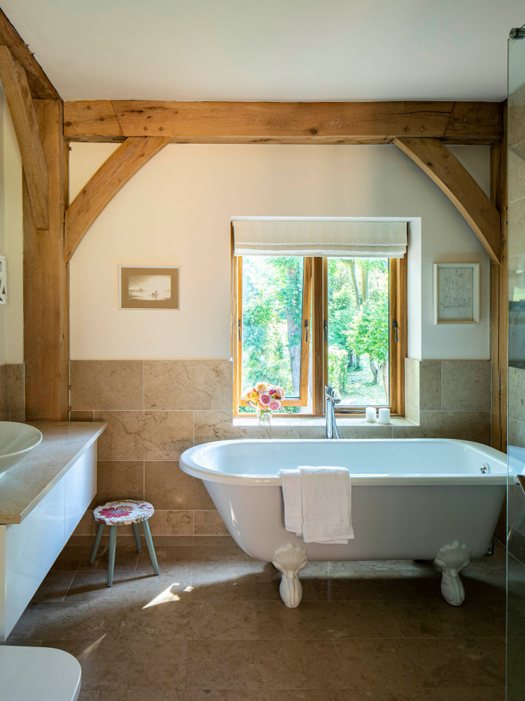 Country Badezimmer mit weißen Schränken, Löwenfuß-Badewanne, offener Dusche, beiger Wandfarbe, beigem Boden, Einzelwaschbecken, schwebendem Waschtisch, freigelegten Dachbalken und flächenbündigen Schrankfronten in Hampshire