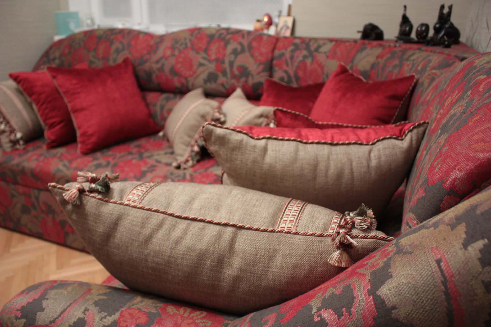 Переобивка диванов, декор окон