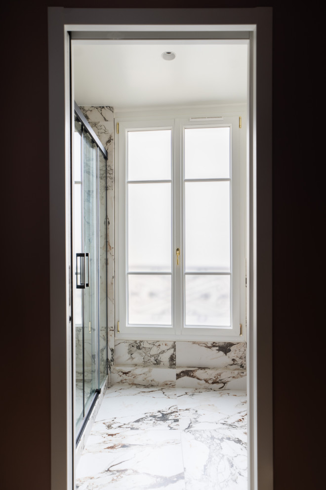 Inredning av ett modernt stort brun brunt en-suite badrum, med bruna skåp, en dubbeldusch, vit kakel, marmorkakel, vita väggar, marmorgolv, ett nedsänkt handfat, vitt golv och dusch med skjutdörr