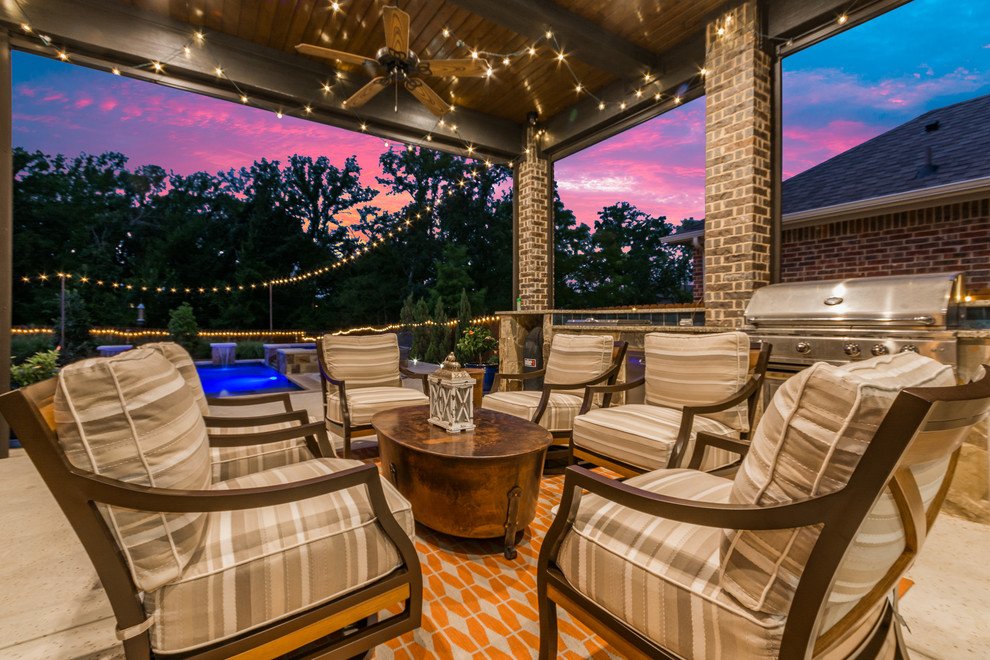 Example of a transitional home design design in Dallas